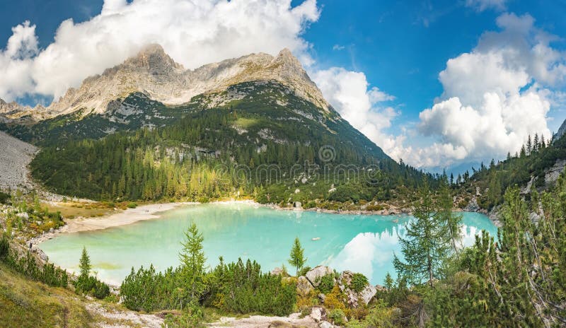 Zadziwiający widok Sorapis jeziorny Lago Di Sorapis Dolomit, Włochy zdjęcia royalty free Zadziwiający widok Sorapis jeziorny Lago Di Sorapis Dolomit, Włochy zdjęcia royalty free