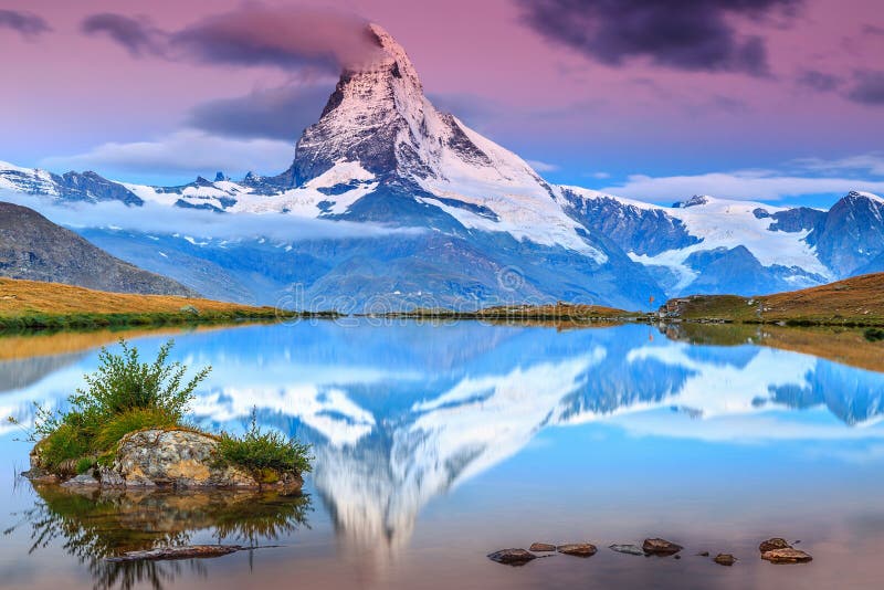 Zadziwiający wschód słońca z Matterhorn szczytem i Stellisee jeziorem, Valais, Szwajcaria zdjęcia royalty free Zadziwiający wschód słońca z Matterhorn szczytem i Stellisee jeziorem, Valais, Szwajcaria zdjęcia royalty free
