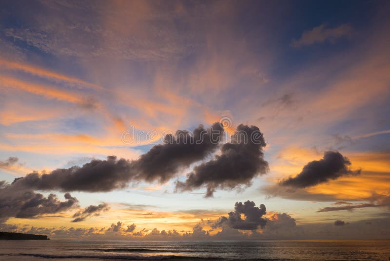 Zadziwiający zmierzch przy Uluwatu plażą w Bali Indonezja zdjęcie stock Zadziwiający zmierzch przy Uluwatu plażą w Bali Indonezja zdjęcie stock