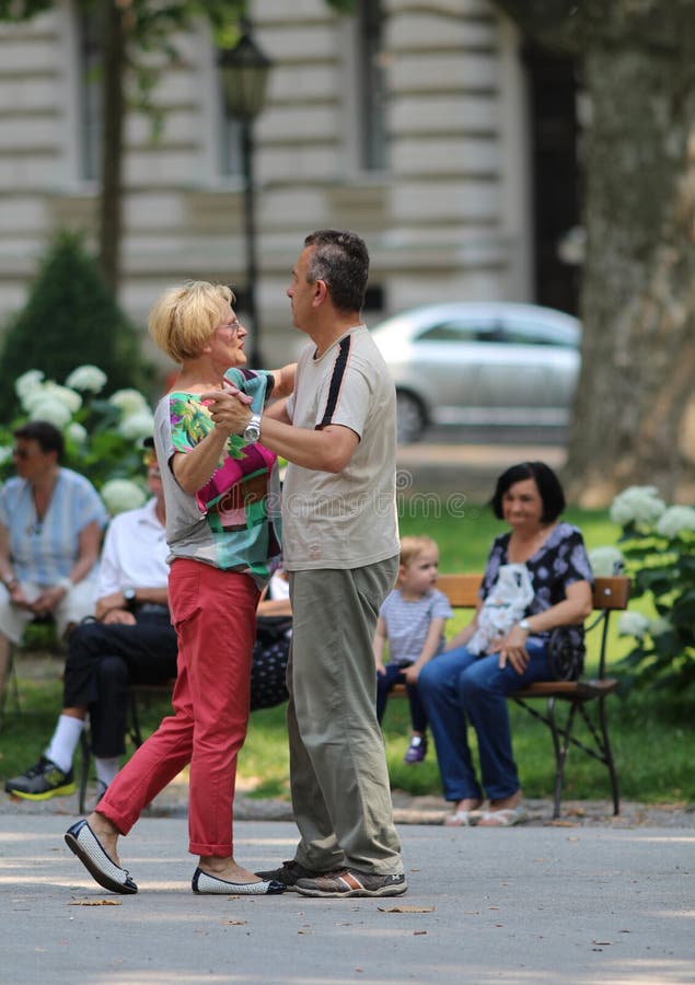 Zagreb, Croatie/danse adulte de couples dans la rue photo stock Zagreb, Croatie/danse adulte de couples dans la rue photo stock