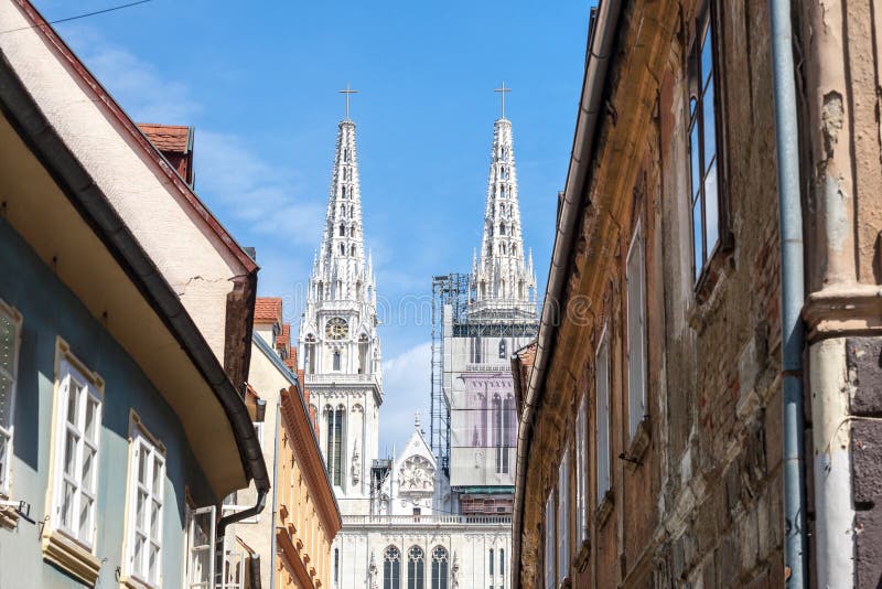 Zagrebacka katedrala conosciuta anche come cattedrale di Zagabria, vista nel pomeriggio dal distretto di kaptol. Questa è la più grande chiesa cattolica della croazia ed è una pietra miliare nell'immagine estiva della cattedrale di zagabria nella capitale croata.. la cattedrale di Zagabria, nel kaptol, è una cattedrale cattolica romana e non è solo l'edificio più alto della croazia, ma anche l'edificio sacrale più monumentale