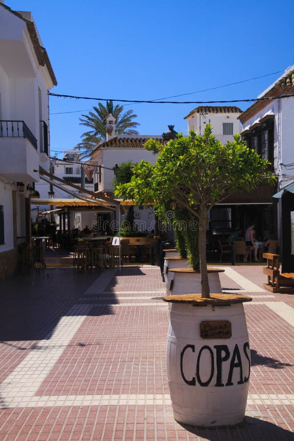 ZAHARA DE LOS ATUNES COSTA DE LA LUZ, SPANJE - JUNI, 19 2016: Voetgebied in stadscentrum met bars en restaurants stock foto ZAHARA DE LOS ATUNES COSTA DE LA LUZ, SPANJE - JUNI, 19 2016: Voetgebied in stadscentrum met bars en restaurants stock foto