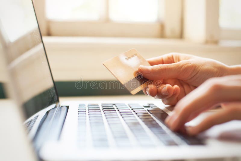 Zahlen Sie online mit Promocode von der Rabattkarte und kaufen stockfotos