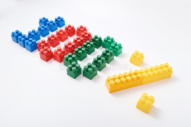 Zahlen von einem farbigen Würfeldesigner auf einem weißen Hintergrund lizenzfreies stockbild