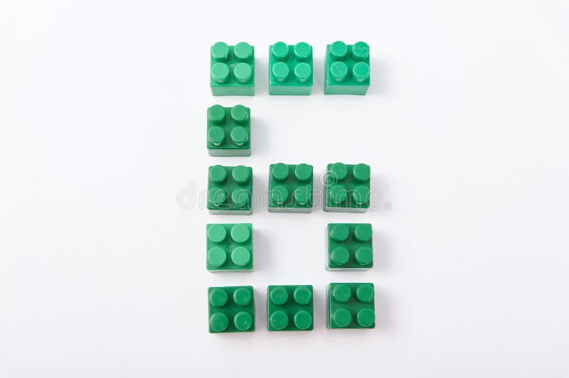 Zahlen von einem farbigen Würfeldesigner auf einem weißen Hintergrund stockbilder