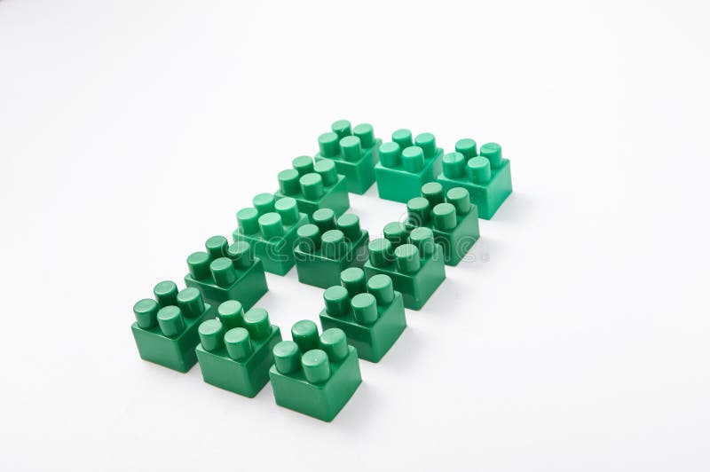 Zahlen von einem farbigen Würfeldesigner auf einem weißen Hintergrund lizenzfreie stockfotografie