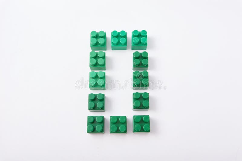 Zahlen von einem farbigen Würfeldesigner auf einem weißen Hintergrund lizenzfreie stockfotografie