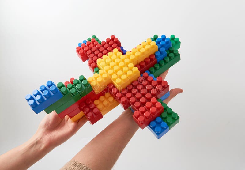 Zahlen von einem farbigen Würfeldesigner auf einem weißen Hintergrund stockfotografie