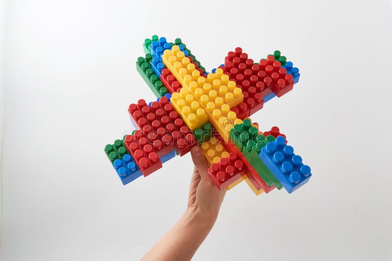 Zahlen von einem farbigen Würfeldesigner auf einem weißen Hintergrund stockfotografie