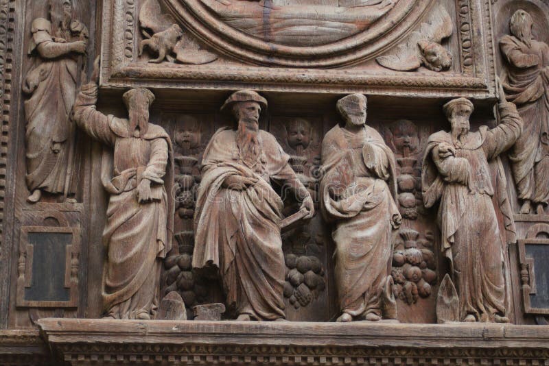 Zahlen von Salbei auf der Tür der Kirche des Heiligen-Maclou lizenzfreie stockbilder Zahlen von Salbei auf der Tür der Kirche des Heiligen-Maclou lizenzfreie stockbilder