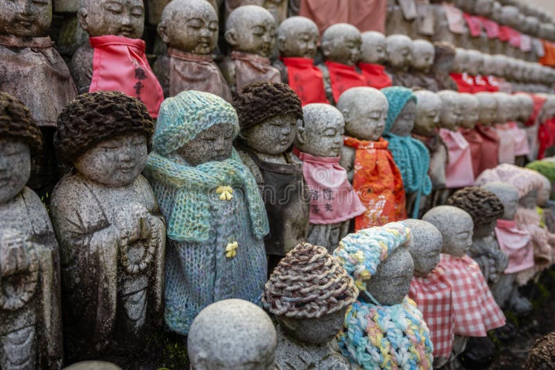 Zahlreiche Stone Jizo Statuen in farbenfrohen, gegossenen Hasen in Osaka Japan lizenzfreie stockbilder