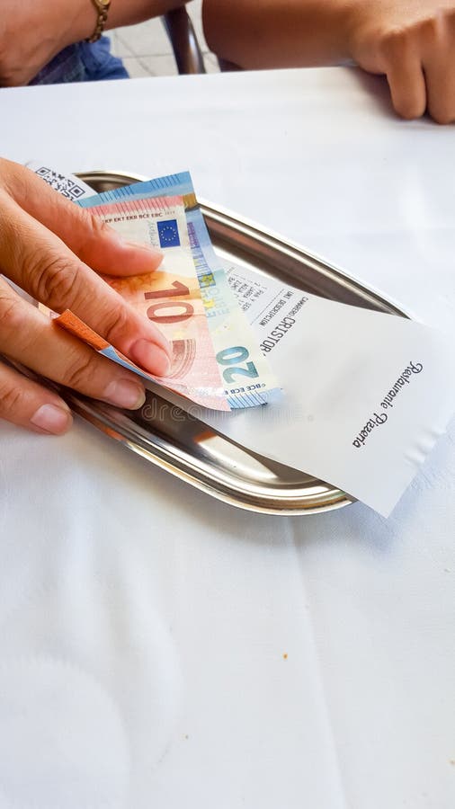 Zahlung der Restaurantrechnung in den Bargeldeuros lizenzfreies stockbild Zahlung der Restaurantrechnung in den Bargeldeuros lizenzfreies stockbild