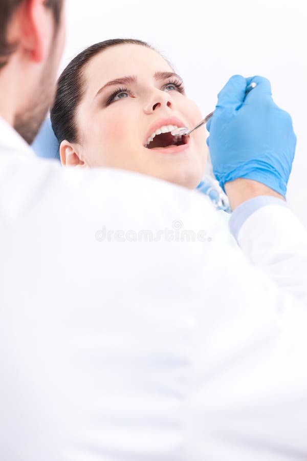 Zahnarzt in den medizinischen Handschuhen überprüft die Mundhöhle lizenzfreie stockfotos Zahnarzt in den medizinischen Handschuhen überprüft die Mundhöhle lizenzfreie stockfotos