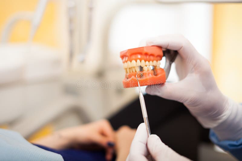 Zahnarzt, der eine Behandlung erklärt stockbild Zahnarzt, der eine Behandlung erklärt stockbild