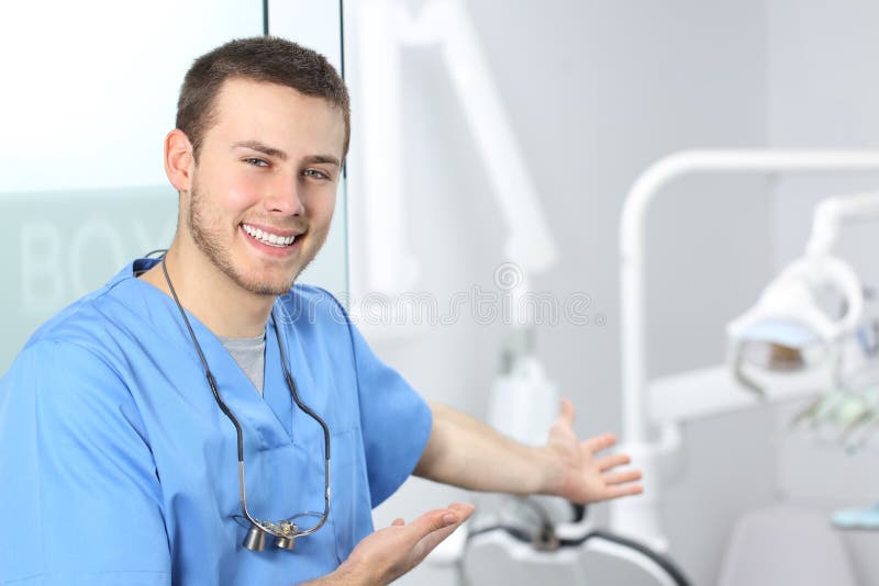Zahnarzt, der Sie zu seinem Büro einlädt lizenzfreie stockfotografie Zahnarzt, der Sie zu seinem Büro einlädt lizenzfreie stockfotografie