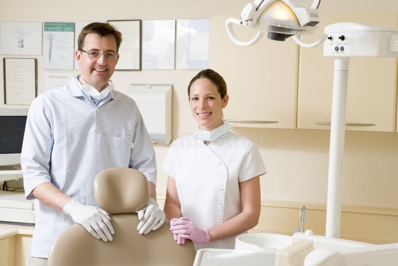 Zahnarzt und Assistent im Prüfungraum stockfotos Zahnarzt und Assistent im Prüfungraum stockfotos