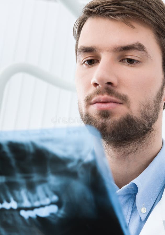 Zahnarzt überprüft das x-Strahlbild lizenzfreie stockfotos Zahnarzt überprüft das x-Strahlbild lizenzfreie stockfotos