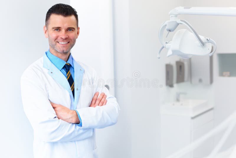 Zahnarztdoktorporträt Junger Mann an seinem Arbeitsplatz Zahnmedizinisches Clin
