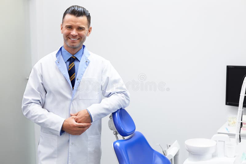 Zahnarztdoktorporträt Junger Mann an seinem Arbeitsplatz Zahnmedizinisches Clin