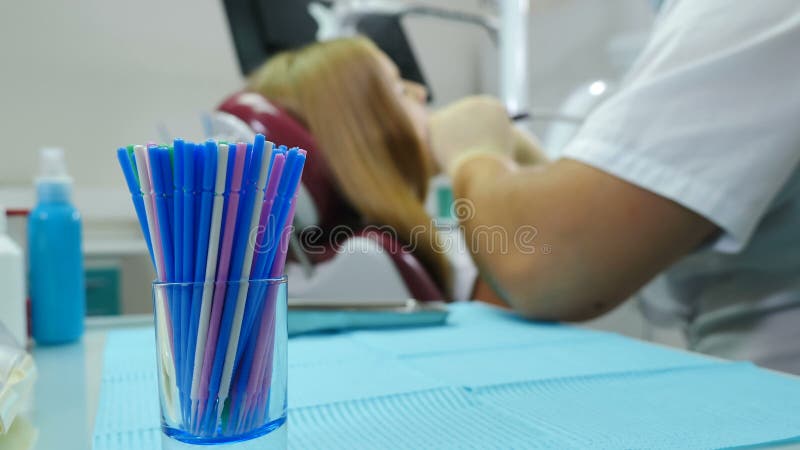 Zahnarztwerkzeuge auf den ersten Plan und unscharfe Zahnbehandlung des Patienten im Hintergrund Rückblick auf den Zahnarzt und stock video footage