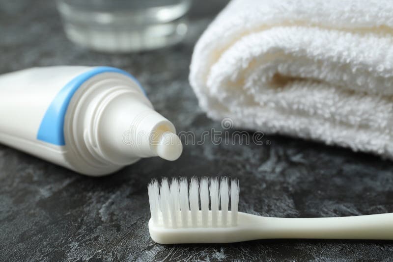 Zahnbehandlung oder Mundpflege stockbild