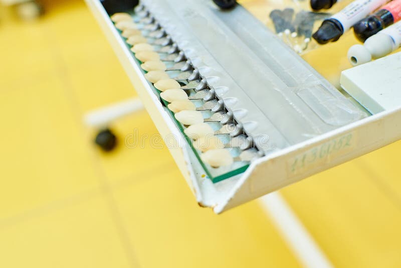 Zahnmedizinische Ausrüstung, Zahnheilkunde, medizinische Geräte für die Behandlung und Wiederherstellung von Zähnen stockfotos Zahnmedizinische Ausrüstung, Zahnheilkunde, medizinische Geräte für die Behandlung und Wiederherstellung von Zähnen stockfotos