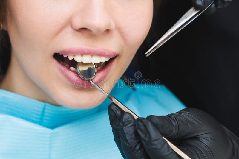 Zahnmedizinische Klinik Aufnahme, Prüfung des Patienten Zahnsorgfalt Arbeit von stomatologist mit Patienten stockfotografie Zahnmedizinische Klinik Aufnahme, Prüfung des Patienten Zahnsorgfalt Arbeit von stomatologist mit Patienten stockfotografie