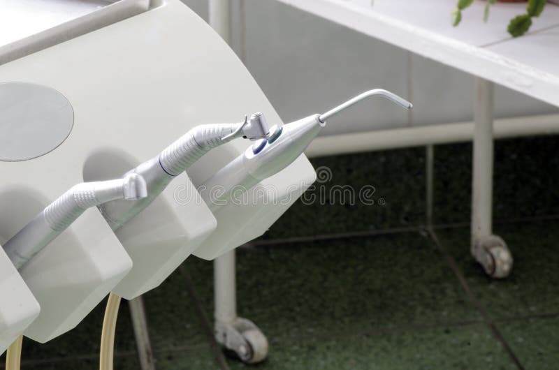 Zahnmedizinische Werkzeuge in der Zahnheilkundeklinik