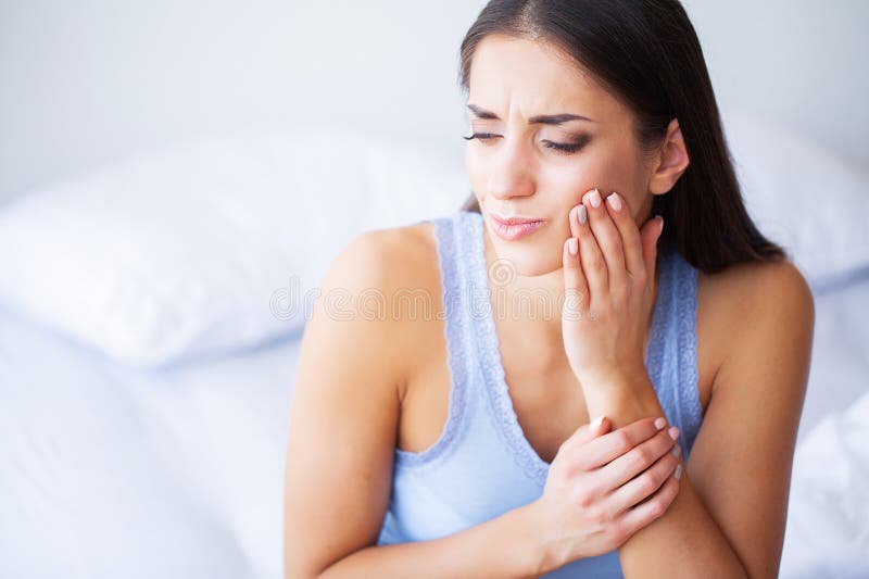 Zahnproblem Frauen-Gefühls-Zahn-Schmerz Nahaufnahme eines schönen traurigen Mädchens, das unter den starken Zahn-Schmerz leidet a lizenzfreie stockbilder