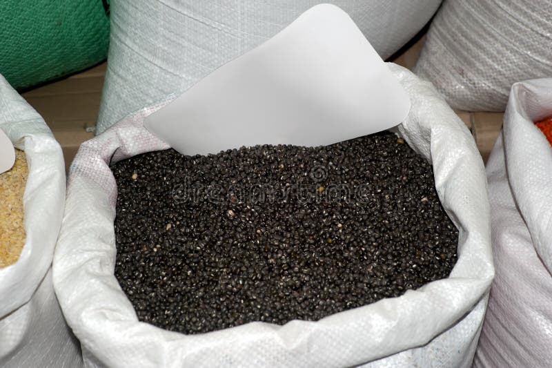 Zak met zwarte bonen stock afbeeldingen