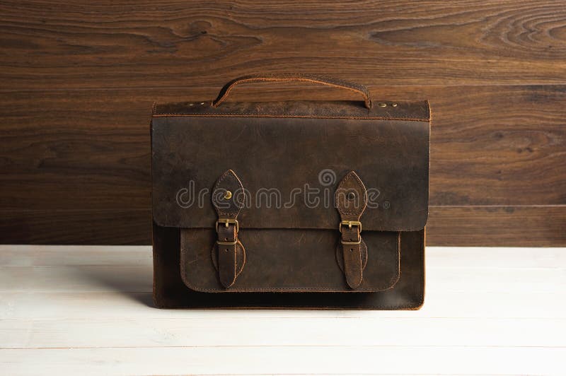 Zakaktentas voor zakenmanmensen, leer bruine zak op een houten achtergrond Mensen` s manier, toebehoren, bedrijfsachtergrond stock foto's Zakaktentas voor zakenmanmensen, leer bruine zak op een houten achtergrond Mensen` s manier, toebehoren, bedrijfsachtergrond stock foto's