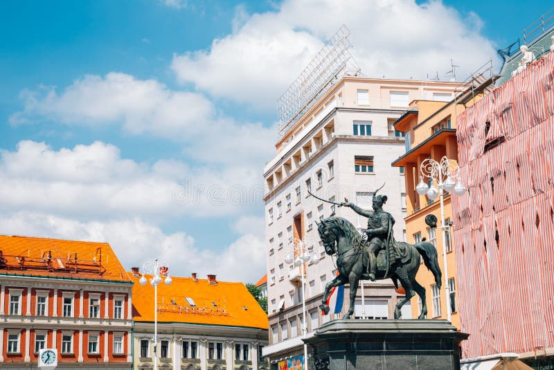 Zakaz josip jelacic monument w centrum jelacic w zagreb croatia obrazy royalty free