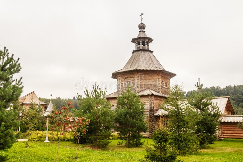 Zakazuje drewnianego kościół przy wejściem święty źródła Gremyachiy klucz fotografia stock Zakazuje drewnianego kościół przy wejściem święty źródła Gremyachiy klucz fotografia stock