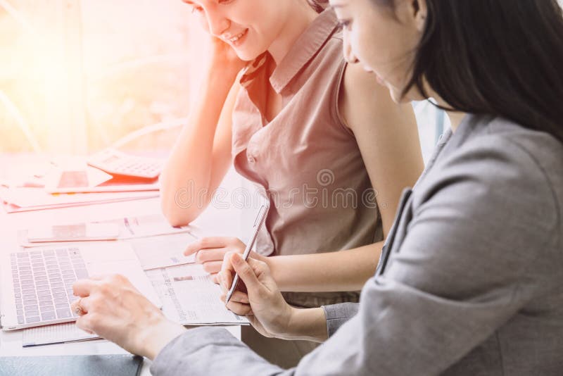 Zakelijk meisjesteam dat samen hulp in bureaubureau werkt om nieuwe werknemer te geven stock foto Zakelijk meisjesteam dat samen hulp in bureaubureau werkt om nieuwe werknemer te geven stock foto