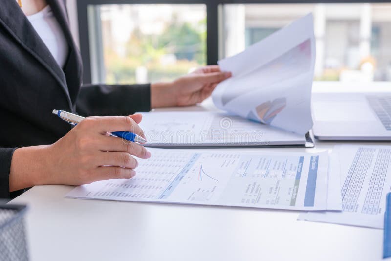 Zakelijke analyse waarin financiële verslagen worden vergeleken stock afbeelding Zakelijke analyse waarin financiële verslagen worden vergeleken stock afbeelding