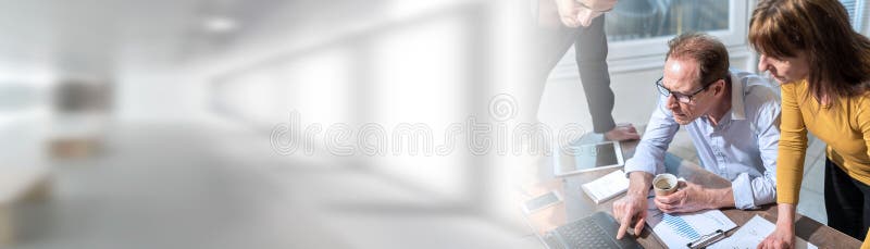 Zakelijke mensen die samenwerken; panoramabanner stock afbeeldingen