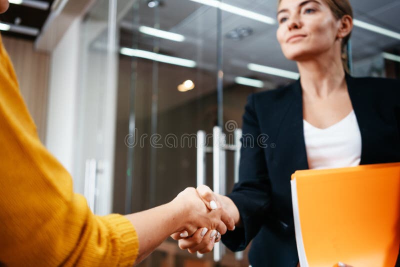 Zakelijke partners die na een succesdeal met elkaar omgaan Positief werkmoment royalty-vrije stock fotografie Zakelijke partners die na een succesdeal met elkaar omgaan Positief werkmoment royalty-vrije stock fotografie