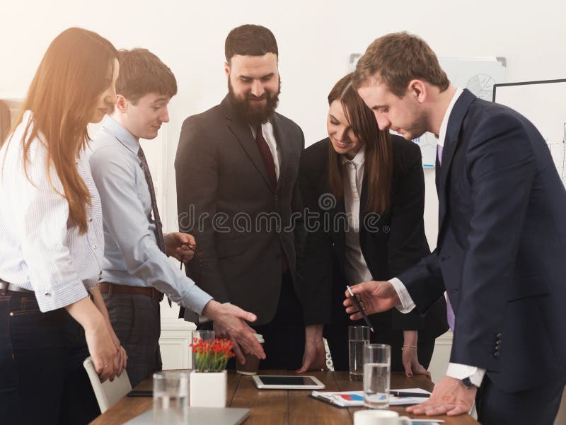 Zakelijke vergadering. Jong team in modern kantoor royalty-vrije stock foto