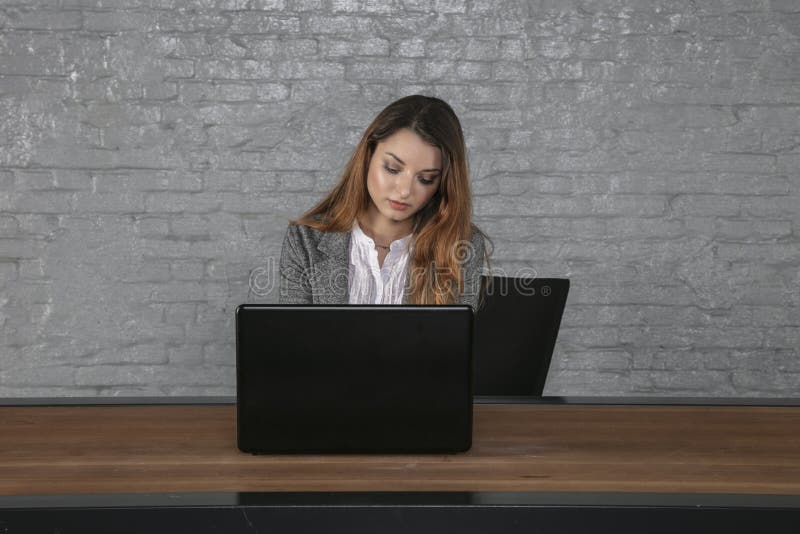 Zakelijke vrouw in een kantoorsituatie, portret van een jonge manager royalty-vrije stock afbeelding Zakelijke vrouw in een kantoorsituatie, portret van een jonge manager royalty-vrije stock afbeelding