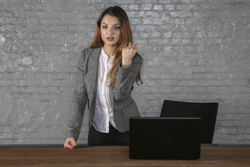 Zakelijke vrouw in een kantoorsituatie, portret van een jonge manager stock afbeeldingen Zakelijke vrouw in een kantoorsituatie, portret van een jonge manager stock afbeeldingen