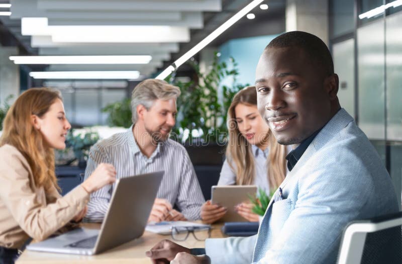 Zakeman met collega's op de achtergrond op kantoor royalty-vrije stock fotografie