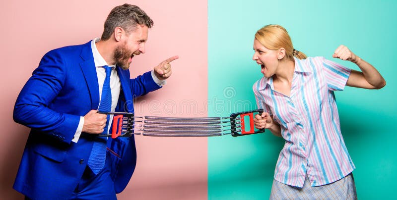 Zaken als sportconcept Man en vrouwen uitrekkende expanderoverkanten Geslachtsconfrontatie op het werk geslacht royalty-vrije stock fotografie Zaken als sportconcept Man en vrouwen uitrekkende expanderoverkanten Geslachtsconfrontatie op het werk geslacht royalty-vrije stock fotografie