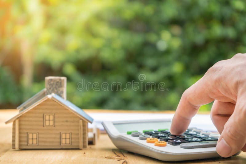 Zaken die een Contract Koop-verkoop huis ondertekenen royalty-vrije stock fotografie Zaken die een Contract Koop-verkoop huis ondertekenen royalty-vrije stock fotografie