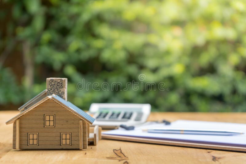 Zaken die een Contract Koop-verkoop huis ondertekenen stock foto's Zaken die een Contract Koop-verkoop huis ondertekenen stock foto's