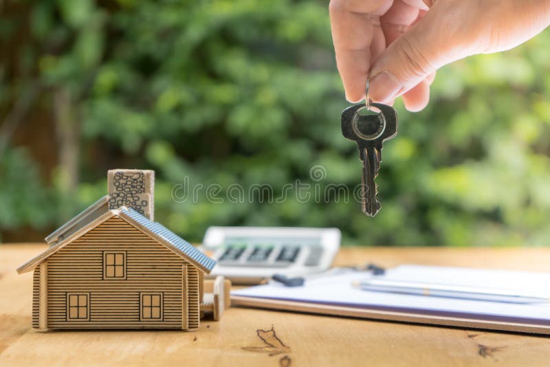 Zaken die een Contract Koop-verkoop huis ondertekenen stock afbeeldingen Zaken die een Contract Koop-verkoop huis ondertekenen stock afbeeldingen