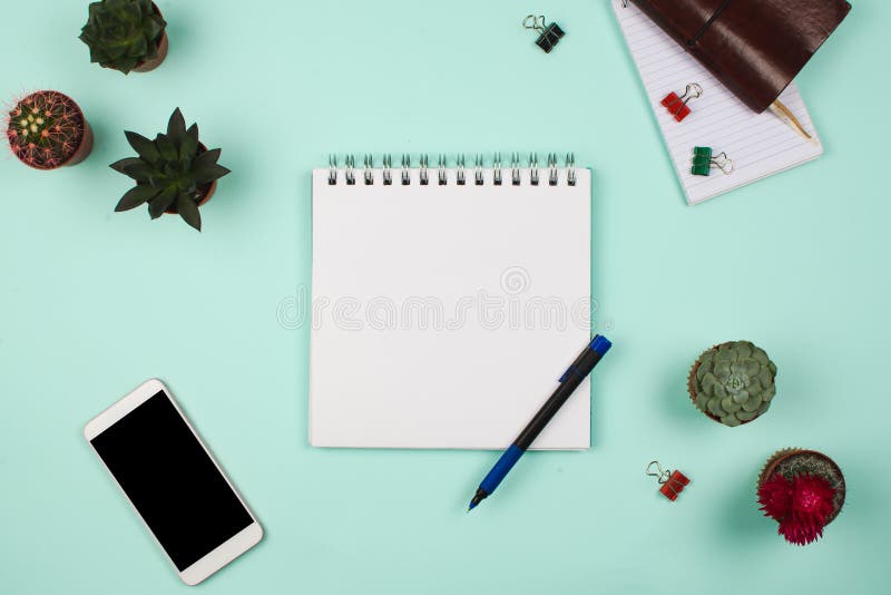 Zaken flatlay met notitieboekje met blanco pagina, pen, smartphone, succulents en cactussen en andere bedrijfstoebehoren stock afbeelding Zaken flatlay met notitieboekje met blanco pagina, pen, smartphone, succulents en cactussen en andere bedrijfstoebehoren stock afbeelding