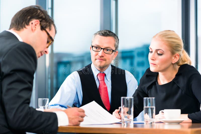 Zaken - het ondertekenen van Job Interview en van het contract stock foto's Zaken - het ondertekenen van Job Interview en van het contract stock foto's