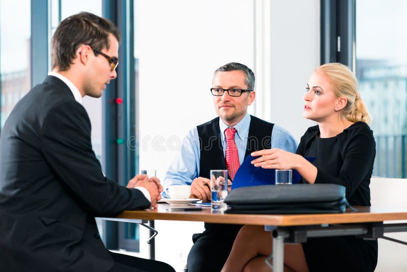 Zaken - Job Interview met kandidaat en u royalty-vrije stock afbeelding Zaken - Job Interview met kandidaat en u royalty-vrije stock afbeelding