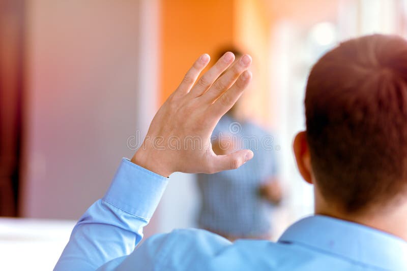 Zaken, opstarten, presentatie, strategie en mensenconcept - mens die tot presentatie maken aan creatief team op kantoor royalty-vrije stock foto's Zaken, opstarten, presentatie, strategie en mensenconcept - mens die tot presentatie maken aan creatief team op kantoor royalty-vrije stock foto's