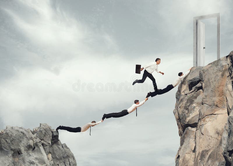 Zakenlieden die een deur samenwerken te bereiken stock foto Zakenlieden die een deur samenwerken te bereiken stock foto